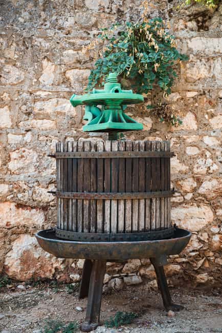 Stari Grad: Private Tuk-Tuk tour with Wine tasting - What the Piaggio ride feels like