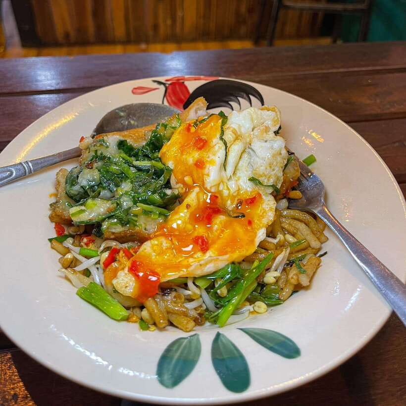Street Food Tour and Phare Circus with Tuk-Tuk Transfers - The guide makes the difference