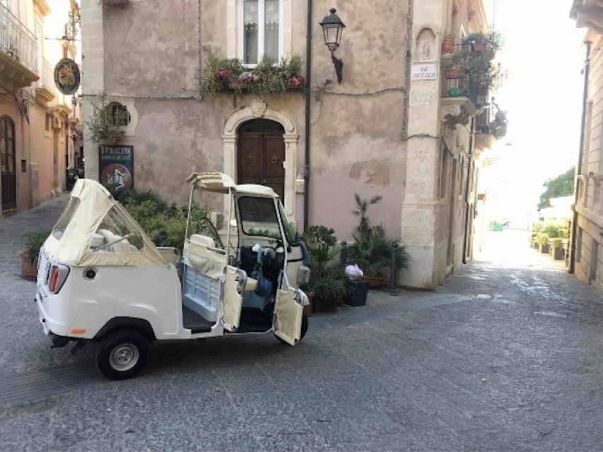 Syracuse: Private Tour of Ortygia on a Tuk Tuk - Piazza Duomo and the cathedral square