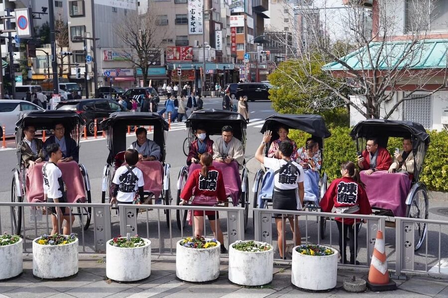 Tokyo: Asakusa tour by rickshaw - Booking flexibility and languages