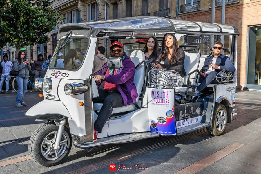 Toulouse: Electric Tuk-Tuk Tour with Photo Stops and Audio - Why this tuk-tuk works well in Toulouse