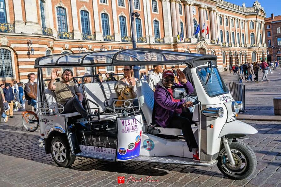 Toulouse: Electric Tuk-Tuk Tour with Photo Stops and Audio - The Capitole and Toulouse’s central streets