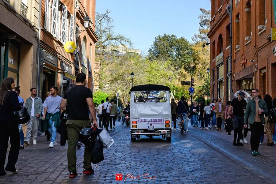 Toulouse: Electric Tuk-Tuk Tour with Photo Stops and Audio - Place Saint-Pierre and the Canal du Midi