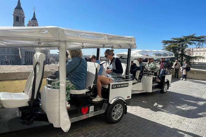 Tour en tuk-tuk electrico por MADRID MODERNO - Puerta de Alcalá, Las Ventas, and Salamanca