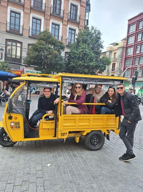 Tour en Tuk Tuk por lo mejor de Madrid - Retiro Park and Puerta de Alcalá