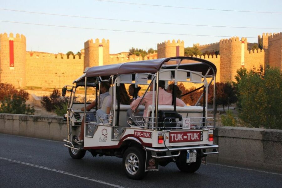 Tour Guiado En Tuk Tuk Recorre Avila De La Forma Mas Comoda - Why a tuk tuk works well in Avila