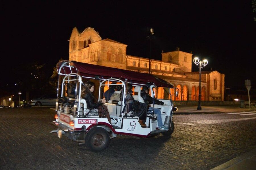 Tour Guiado En Tuk Tuk Recorre Avila De La Forma Mas Comoda - The Cuatro Postes viewpoint is the main photo stop