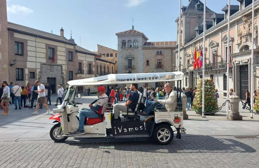 Tour Madrid: Secrets in a Electric Tuk Tuk - Retiro Park: a quieter change of pace