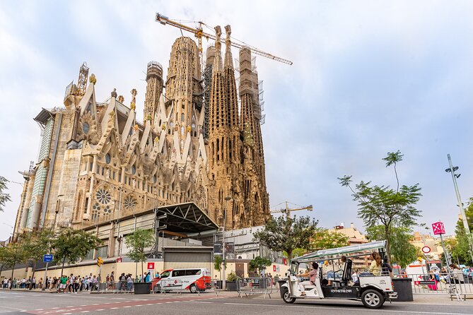 Tour Welcome Barcelona with Local Guide in Eco Tuk Tuk Private - Gaudí’s Barcelona: Sagrada Família, La Pedrera, and Casa Batlló