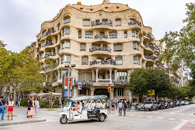 Tour Welcome Barcelona with Local Guide in Eco Tuk Tuk Private - Choosing between one, two, three, and four hours