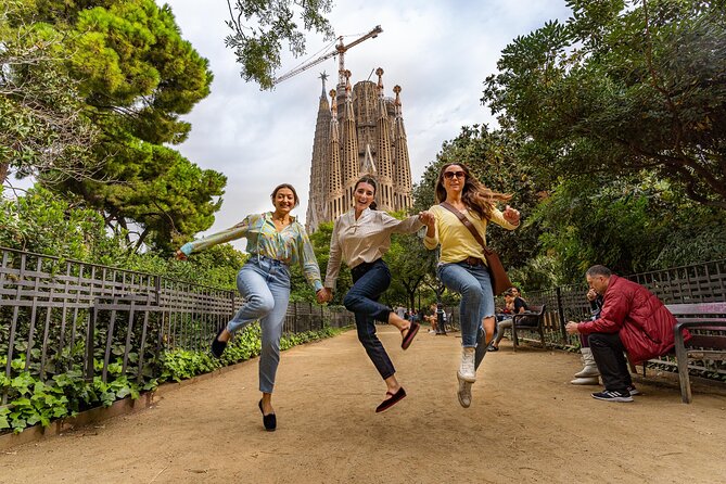 Tour Welcome Barcelona with Local Guide in Eco Tuk Tuk Private - Starting near Passeig de Gràcia