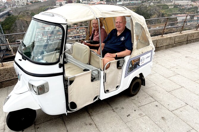 Tours in the Port DE Tuk Tuk - São Bento Station and Porto Cathedral