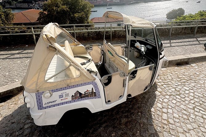 Tours in the Port DE Tuk Tuk - São Ildefonso Church and Rua de Santa Catarina