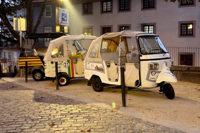 Tours in the Port DE Tuk Tuk - Aliados, the Clérigos area, and the Carmo churches