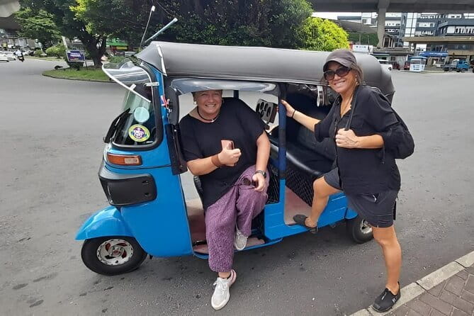 Tuk tuk colombo Sightseeing tour - Viharamahadevi Park Offers a Green Pause