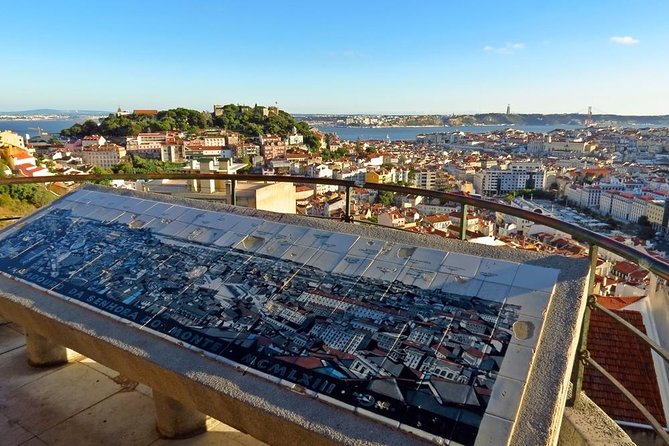 Tuk tuk Lisbon a discovery à la carte without fatigue. Lisbon differently.01 - The Discoveries Monument and its sea routes