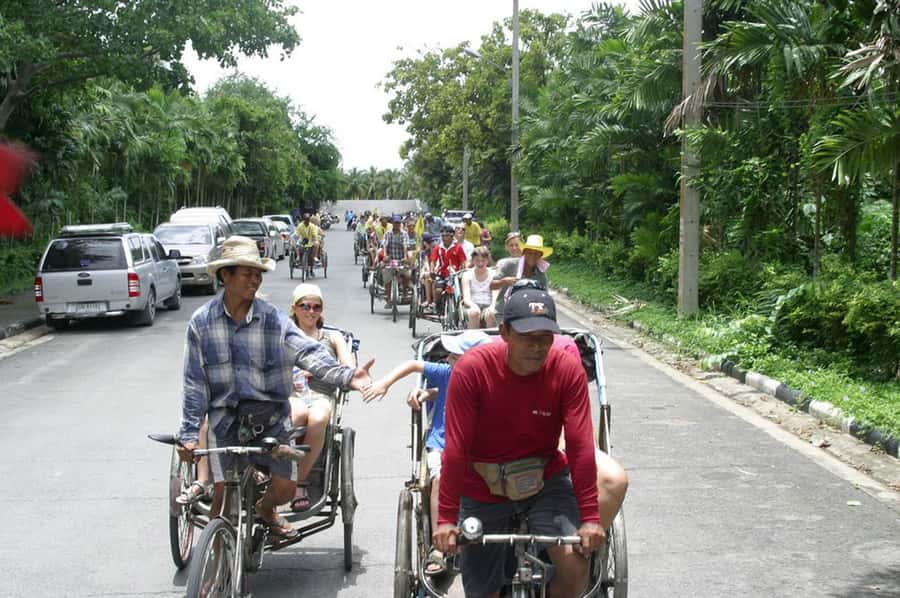 Tuk-Tuk, Longtail-boat and Rickshaw Bangkok jungle Tour - A tuk-tuk ride and a river crossing