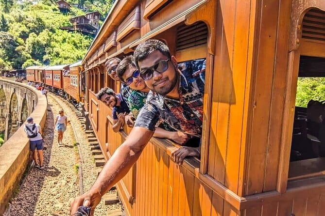 Tuk Tuk safari and Picnic in The Tea Plantation from Ella,Haputale & Bandarawela - A picnic lunch turns the viewpoint into a proper stop