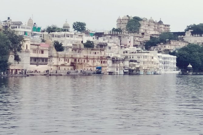 Udaipur sightseeing by tuk tuk or car - Bagore Ki Haveli shows domestic Udaipur