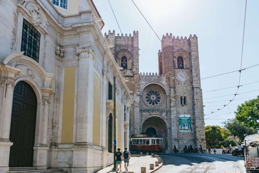 Vadio: Lisbon Old Town Private Tuk Tuk Tour - Using the tour at the start of your Lisbon stay