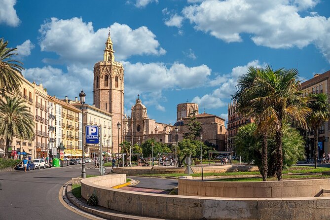 Valencia by Tuk Tuk i: Private tour 1 or 2 hours explore the city - Mestalla and the Mediterranean promenade