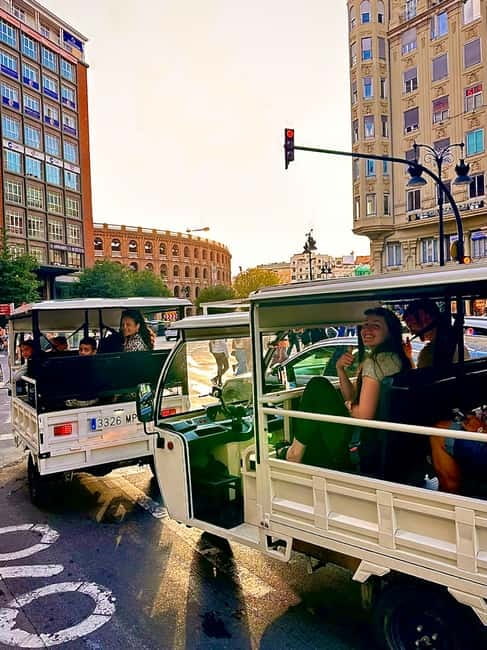 Valencia: Full 2-Hour Tuk Tuk Tour - From Porta de la Mar to the flower bridge