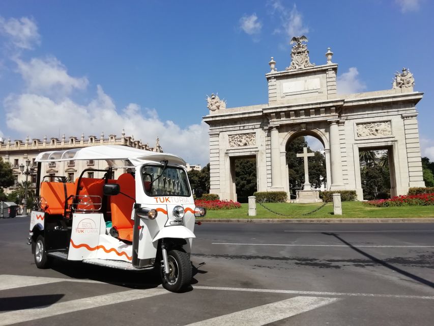 Valencia: Tuk Tuk City Tour - The City of Arts and Sciences contrast