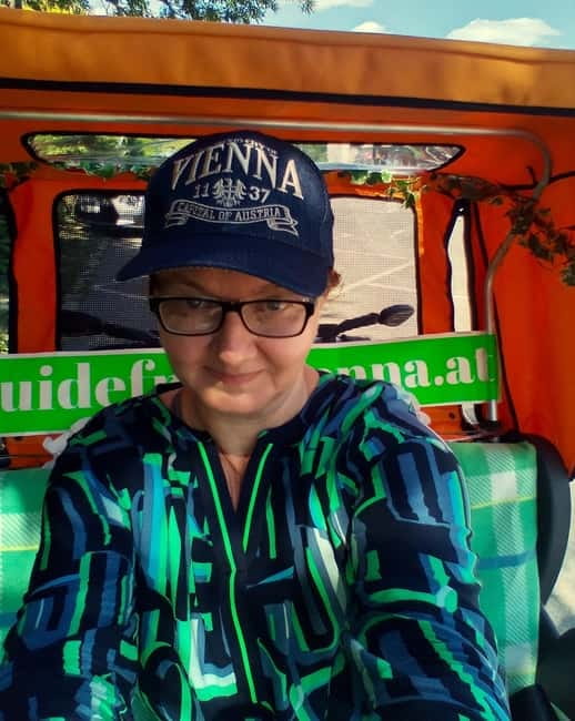 Vienna: Tour with locals in RAXI electric rickshaw - Hundertwasser House and Vienna’s playful side
