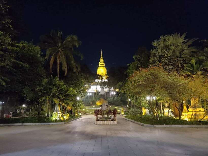 Visiting 9 Places in 3 hours Share Tour by Tuk-Tuk - Why a tuk-tuk is the right way to see Phnom Penh at night