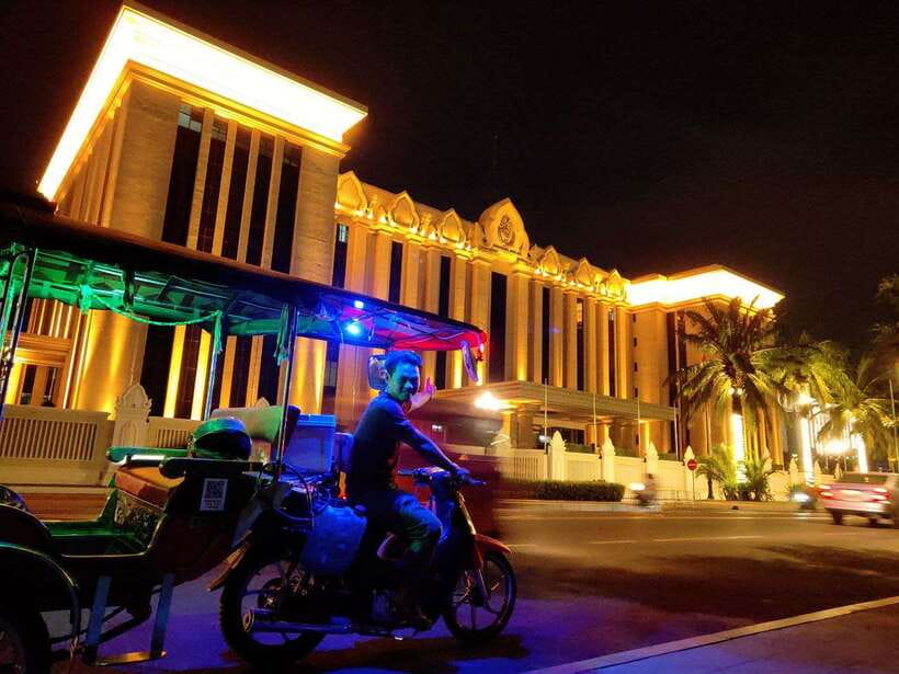 Visiting 9 Places in 3 hours Share Tour by Tuk-Tuk - The Royal Palace and the lights along the Riverside