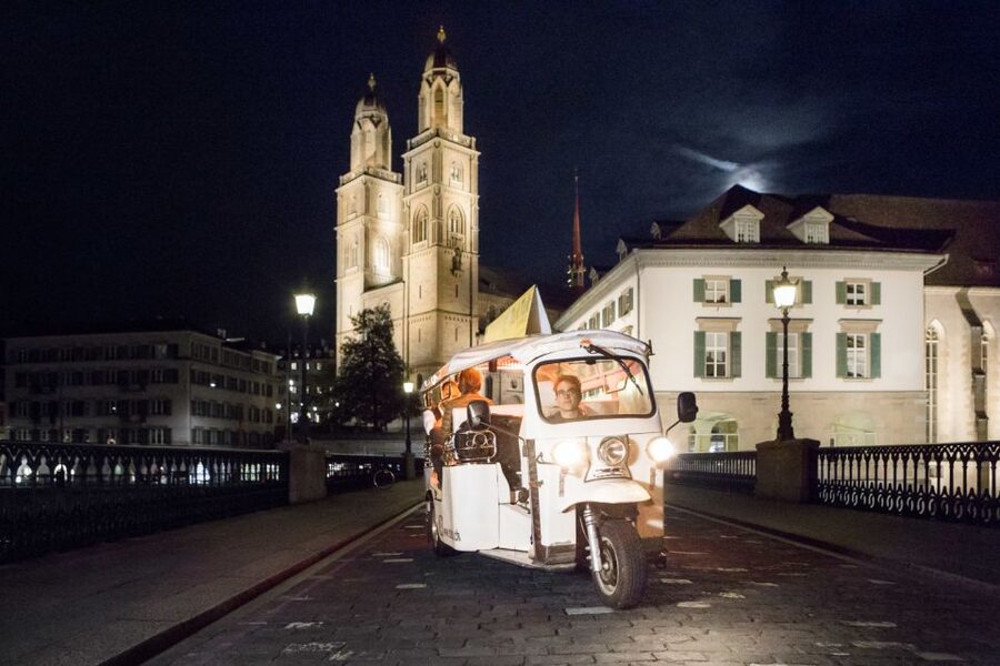 Zurich: Swiss Cheese Fondue & Wine e-Tuk-Tuk City Tour - Food, wine, and the practical dining setup